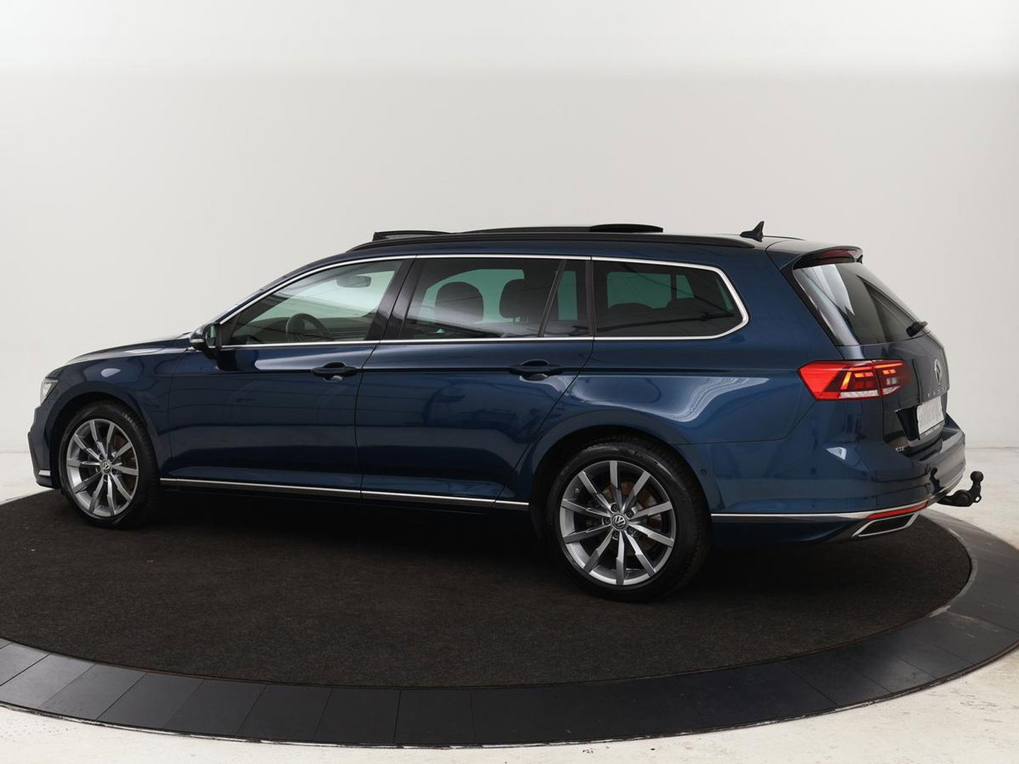 Volkswagen Passat 1.4 TSI PHEV GTE | Panoramadak | Stoelverwarming | Trekhaak | Side Assist | Camera | Carplay | Adaptive cruise | Park Assist | Matrix LED | Massage