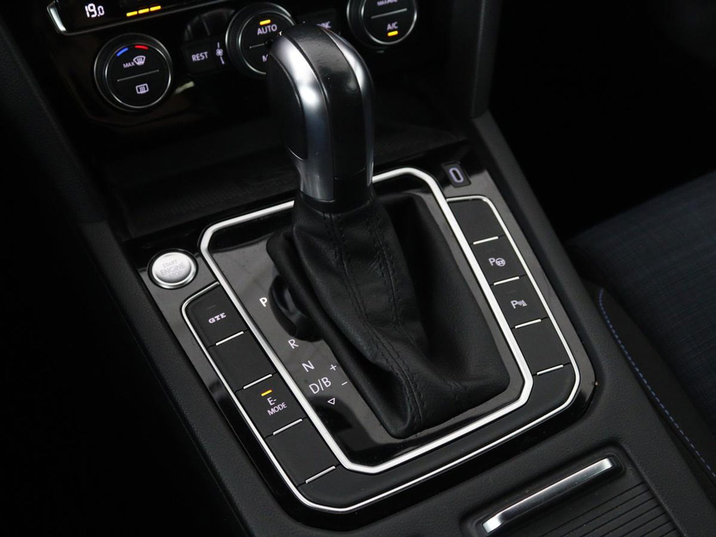 Volkswagen Passat 1.4 TSI PHEV GTE | Panoramadak | Stoelverwarming | Trekhaak | Side Assist | Camera | Carplay | Adaptive cruise | Park Assist | Matrix LED | Massage