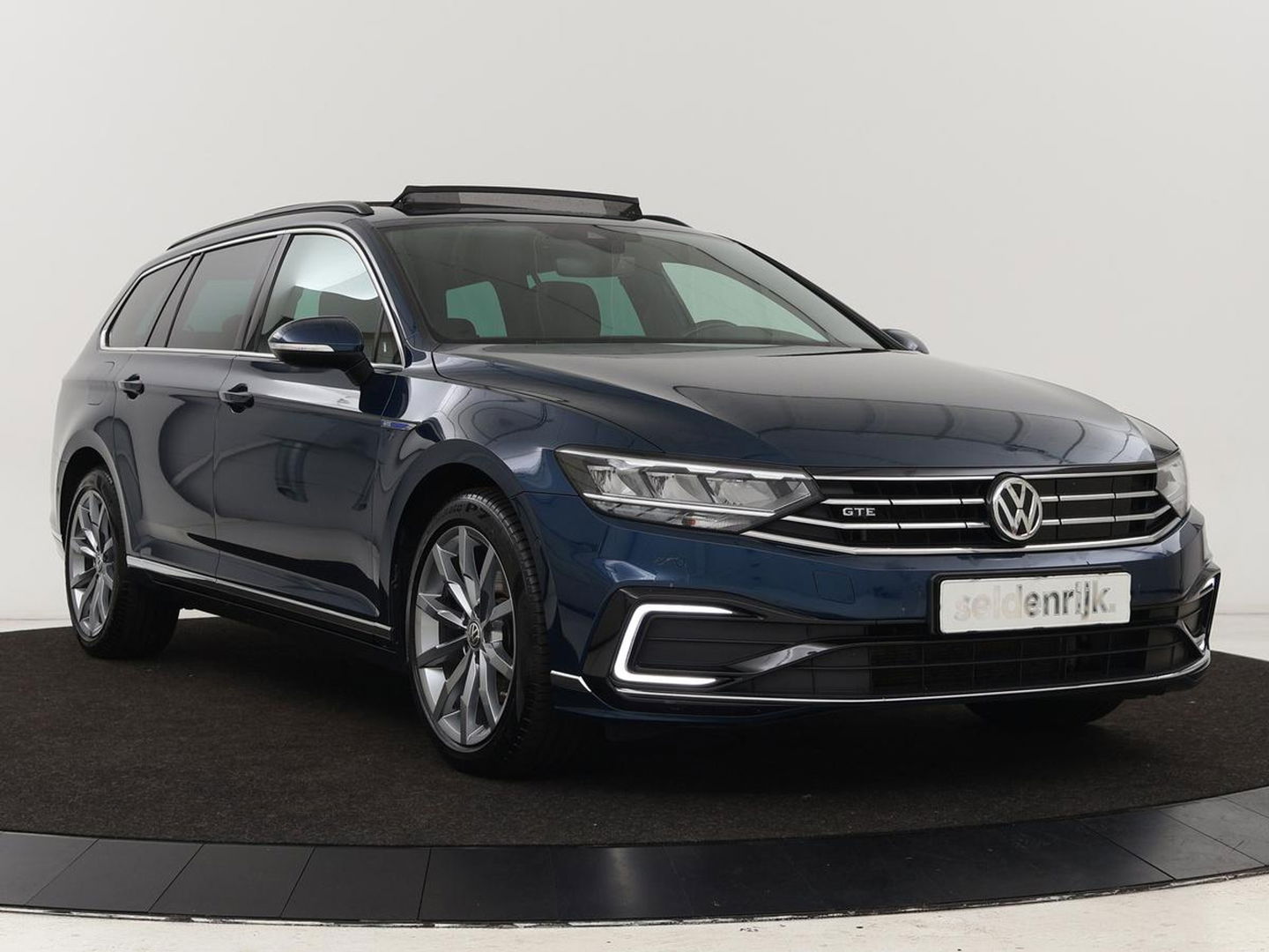 Volkswagen Passat 1.4 TSI PHEV GTE | Panoramadak | Stoelverwarming | Trekhaak | Side Assist | Camera | Carplay | Adaptive cruise | Park Assist | Matrix LED | Massage