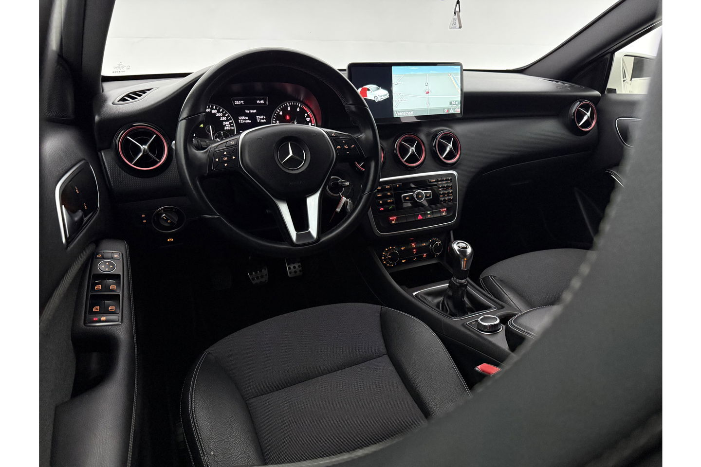 Mercedes-Benz A-Klasse 180 Ambition | APK tot 03-2026 | LED Airco 19"LMV Navigatie Bluetooth Elektrpakket