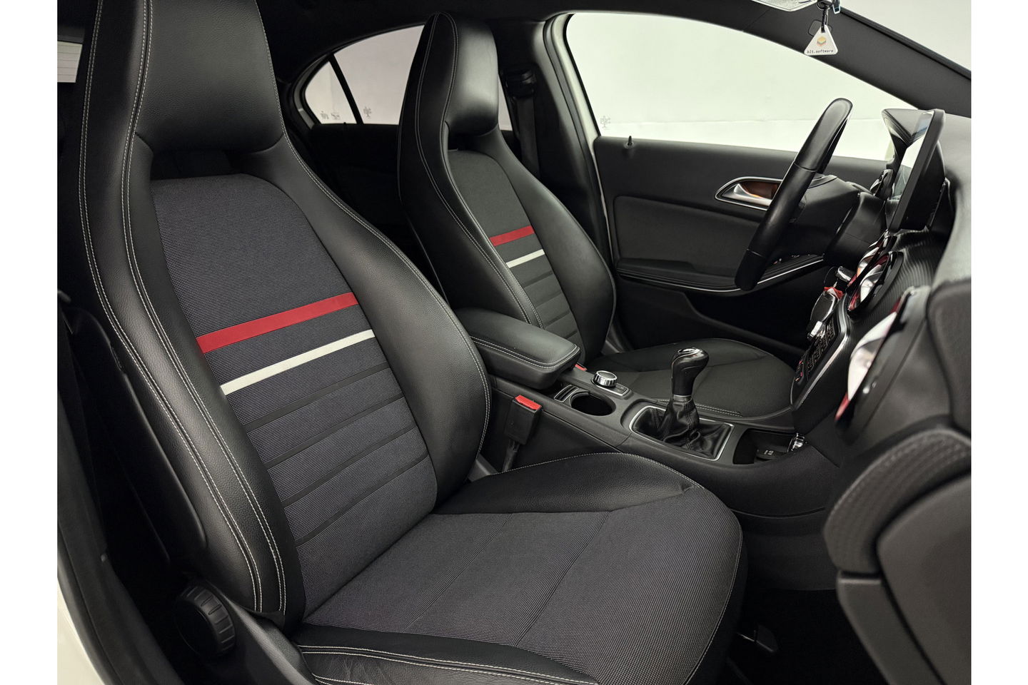 Mercedes-Benz A-Klasse 180 Ambition | APK tot 03-2026 | LED Airco 19"LMV Navigatie Bluetooth Elektrpakket