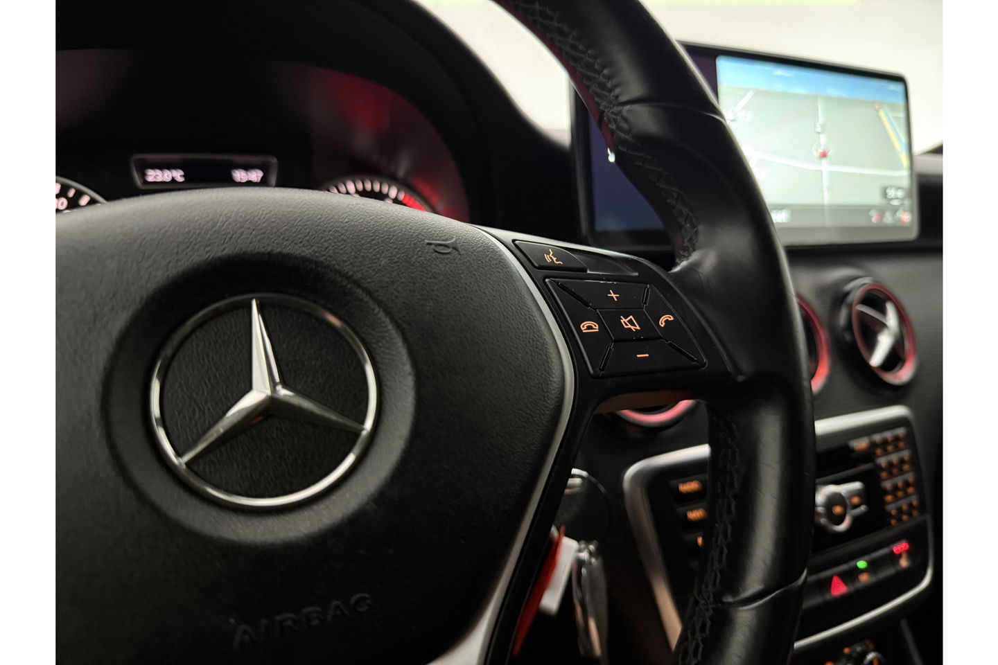 Mercedes-Benz A-Klasse 180 Ambition | APK tot 03-2026 | LED Airco 19"LMV Navigatie Bluetooth Elektrpakket