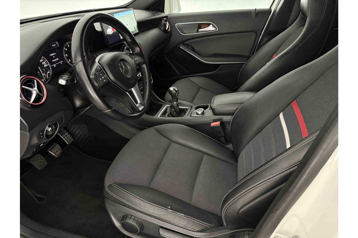Mercedes-Benz A-Klasse 180 Ambition | APK tot 03-2026 | LED Airco 19"LMV Navigatie Bluetooth Elektrpakket