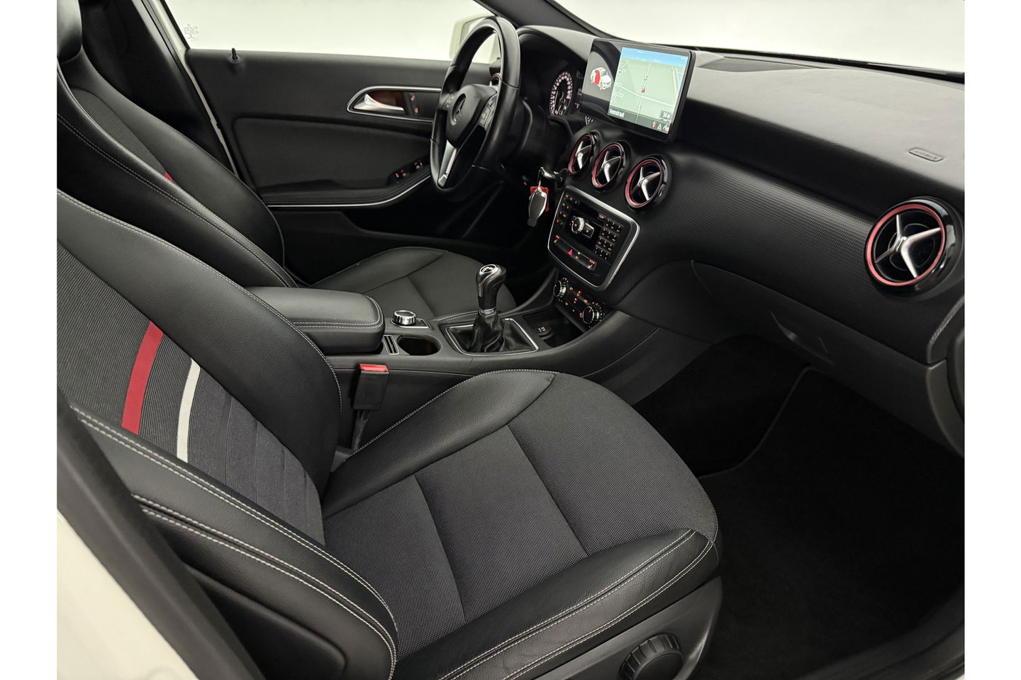 Mercedes-Benz A-Klasse 180 Ambition | APK tot 03-2026 | LED Airco 19"LMV Navigatie Bluetooth Elektrpakket