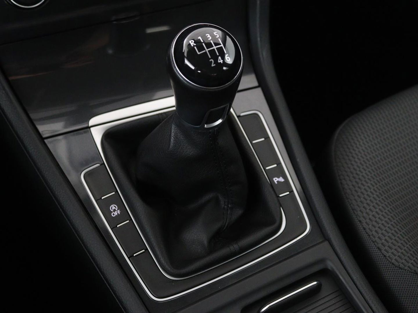 Volkswagen Golf 1.0 TSI Comfortline | Active Info Display | Carplay | Adaptive cruise | Climate control | Parkeerhulp | Bluetooth | LED