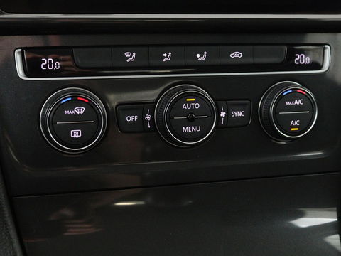 Volkswagen Golf 1.0 TSI Comfortline | Active Info Display | Carplay | Adaptive cruise | Climate control | Parkeerhulp | Bluetooth | LED