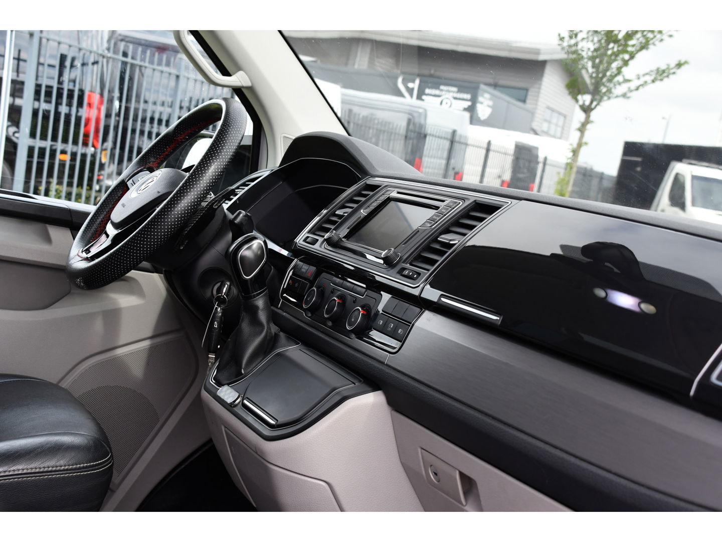 Volkswagen Transporter 2.0 TDI L2H1 DC Highline Adaptieve Cruise, Camera, 204PK, Automaat, LED, Electrische deur, Leder, Uniek!