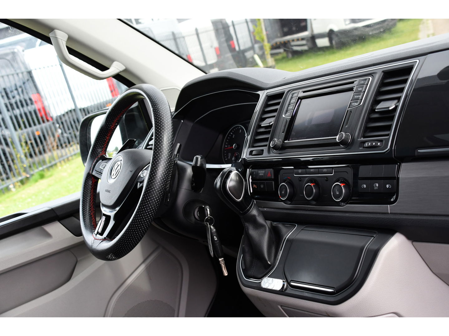 Volkswagen Transporter 2.0 TDI L2H1 DC Highline Adaptieve Cruise, Camera, 204PK, Automaat, LED, Electrische deur, Leder, Uniek!