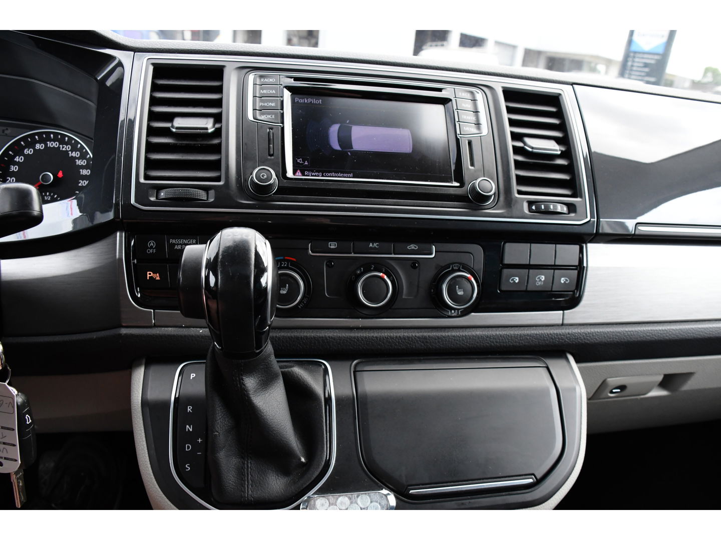 Volkswagen Transporter 2.0 TDI L2H1 DC Highline Adaptieve Cruise, Camera, 204PK, Automaat, LED, Electrische deur, Leder, Uniek!
