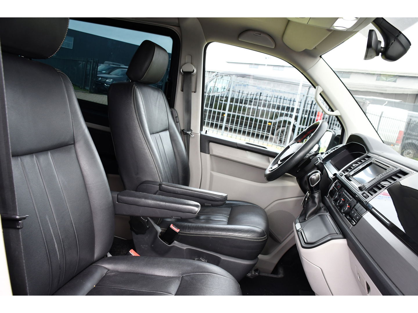 Volkswagen Transporter 2.0 TDI L2H1 DC Highline Adaptieve Cruise, Camera, 204PK, Automaat, LED, Electrische deur, Leder, Uniek!