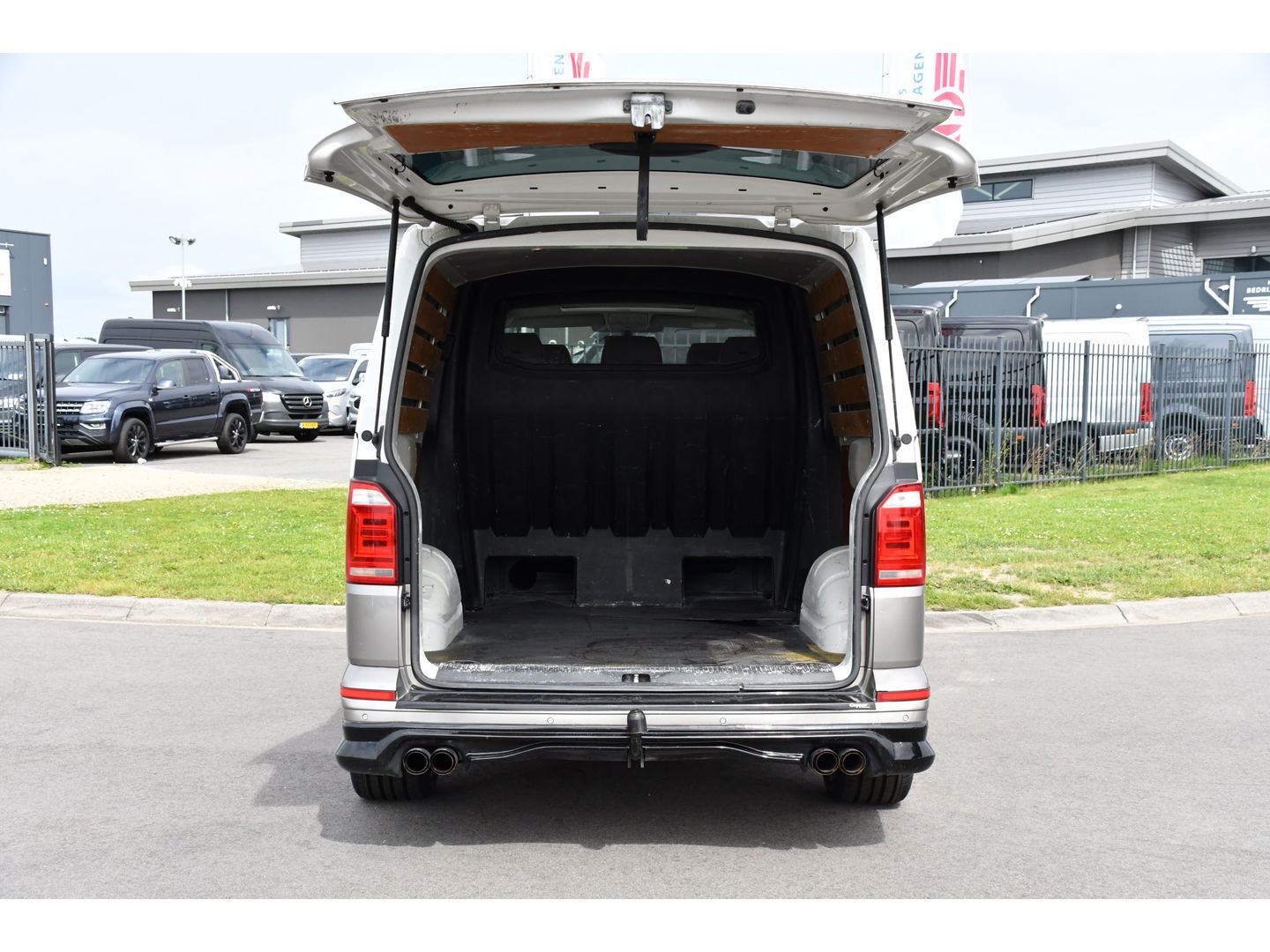 Volkswagen Transporter 2.0 TDI L2H1 DC Highline Adaptieve Cruise, Camera, 204PK, Automaat, LED, Electrische deur, Leder, Uniek!