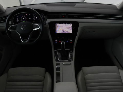 Volkswagen Passat 1.4 TSI GTE | Panoramadak | Stoelverwarming | Leder/Alcantara | Camera | Carplay | Adaptive cruise | Matrix LED | Massage | Navigatie