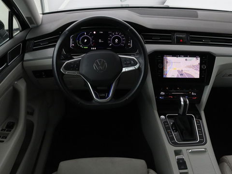 Volkswagen Passat 1.4 TSI GTE | Panoramadak | Stoelverwarming | Leder/Alcantara | Camera | Carplay | Adaptive cruise | Matrix LED | Massage | Navigatie