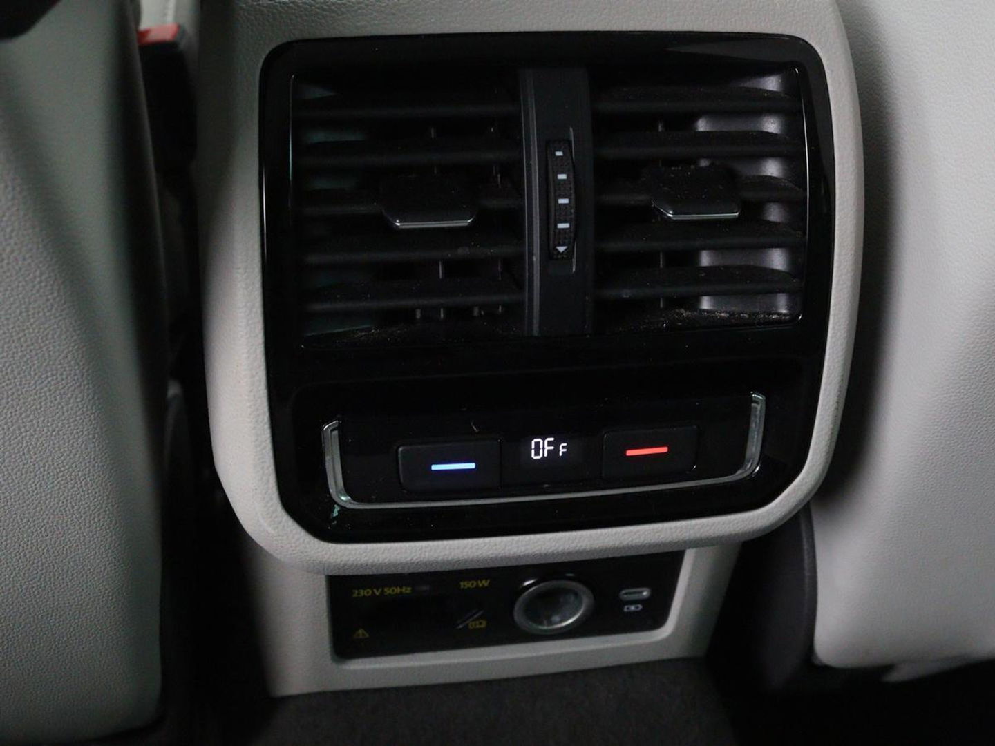 Volkswagen Passat 1.4 TSI GTE | Panoramadak | Stoelverwarming | Leder/Alcantara | Camera | Carplay | Adaptive cruise | Matrix LED | Massage | Navigatie