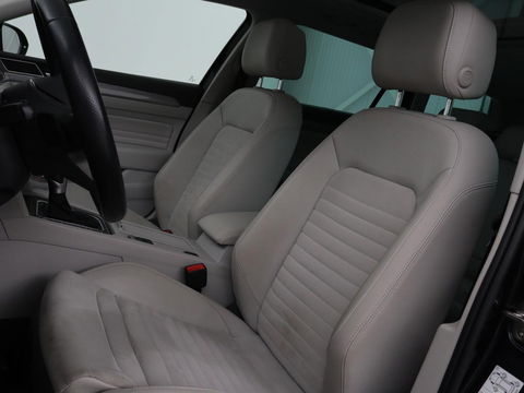 Volkswagen Passat 1.4 TSI GTE | Panoramadak | Stoelverwarming | Leder/Alcantara | Camera | Carplay | Adaptive cruise | Matrix LED | Massage | Navigatie