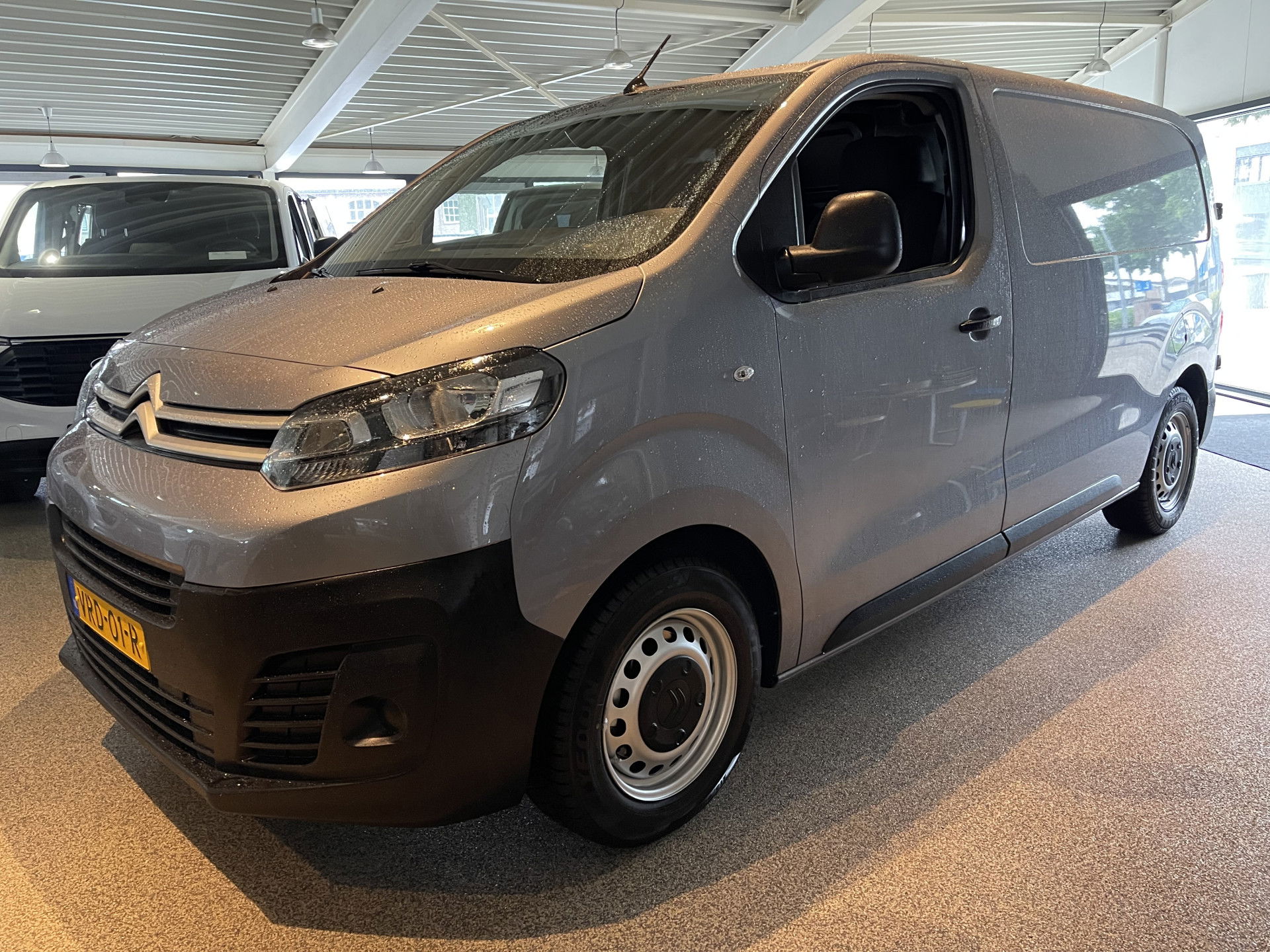 Citroën Jumpy 1.5 BlueHDI 120pk M Club L2H1 / vaste prijs rijklaar € 16.950 ex btw / lease vanaf € 285 / airco / cruise control / bijrijdersbank / grijs metallic / navigatie / euro 6 / bpm vrij