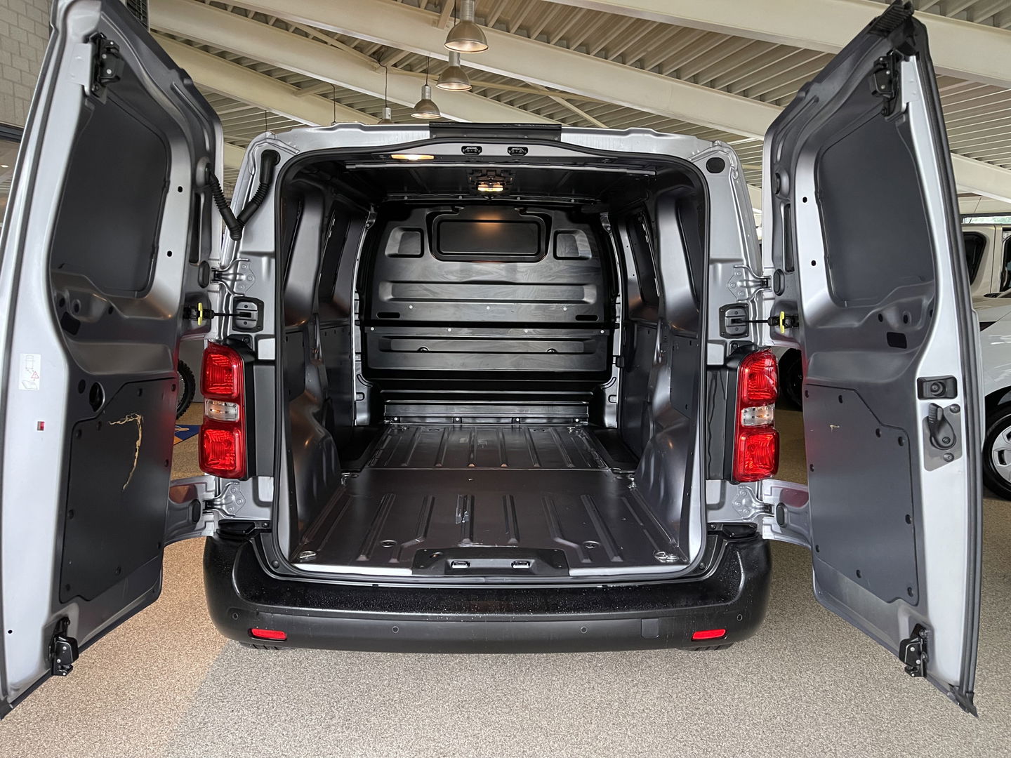 Citroën Jumpy 1.5 BlueHDI 120pk M Club L2H1 / vaste prijs rijklaar € 16.950 ex btw / lease vanaf € 285 / airco / cruise control / bijrijdersbank / grijs metallic / navigatie / euro 6 / bpm vrij