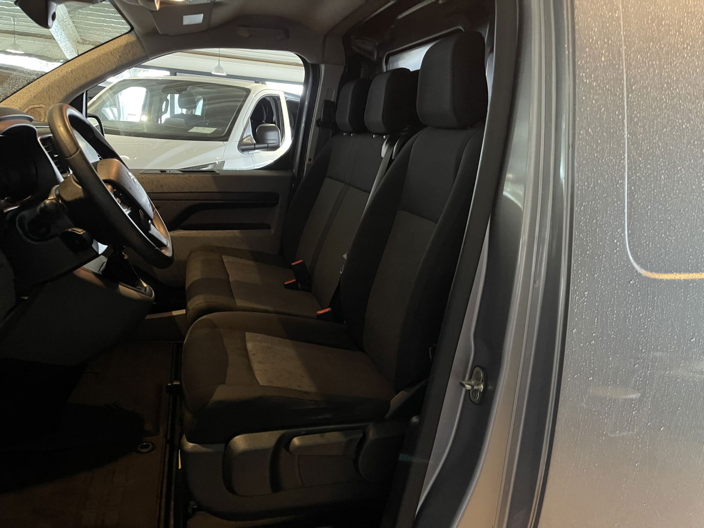 Citroën Jumpy 1.5 BlueHDI 120pk M Club L2H1 / vaste prijs rijklaar € 16.950 ex btw / lease vanaf € 285 / airco / cruise control / bijrijdersbank / grijs metallic / navigatie / euro 6 / bpm vrij