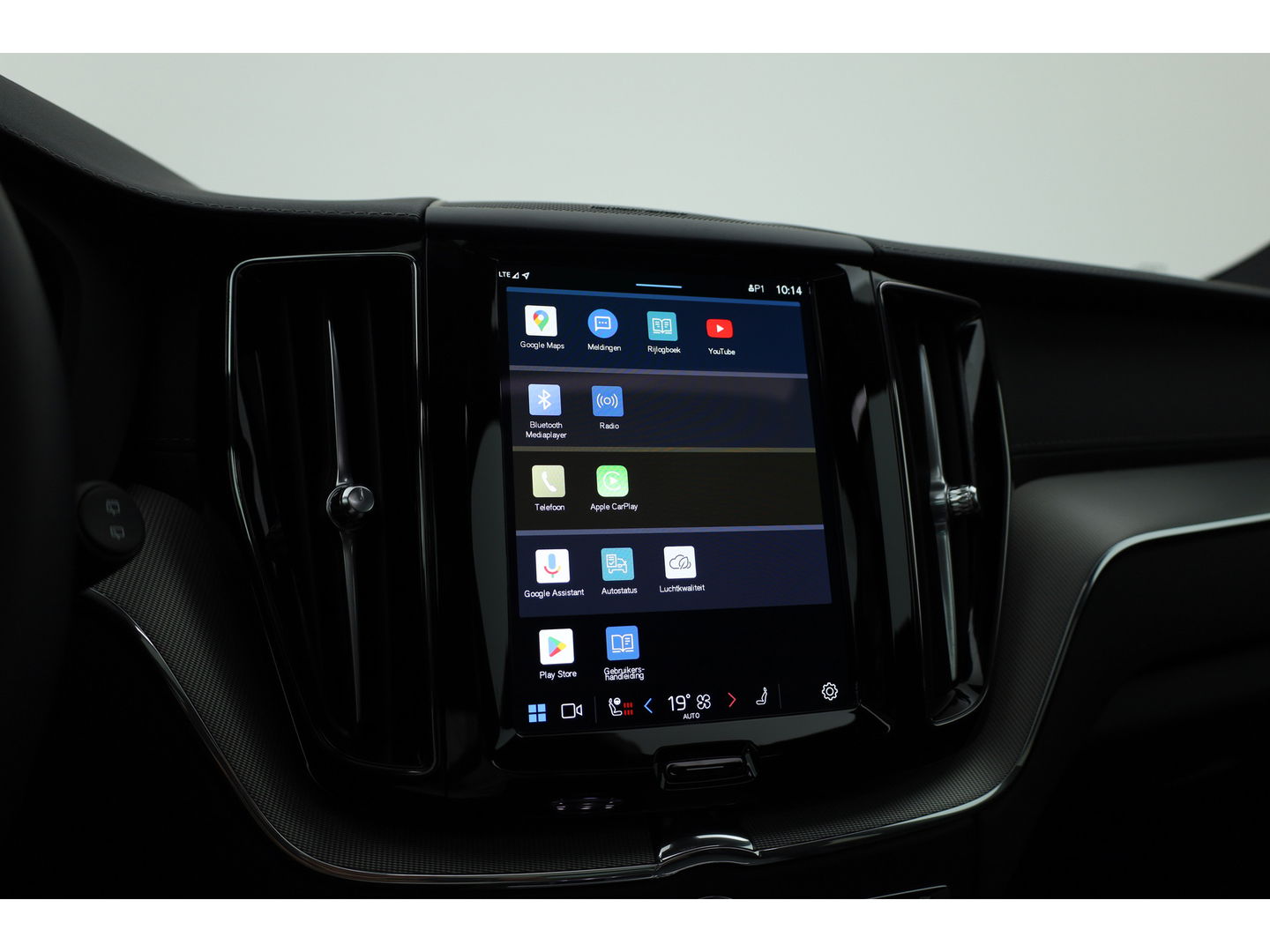Volvo XC60 T6 Recharge Ultimate Black Edition | Pano | HUD | Memory seats | Harman Kardon | Stoel- Stuurverw.