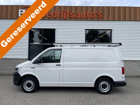 Volkswagen Transporter 2.0 TDI 102pk L1H1 Comfortline / bpm vrij / euro 6 diesel / prijs rijklaar € 16.950 ex btw / lease vanaf € 285 / Bott ingerichte laadruimte / airco / cruise / trekhaak 2200 kg !