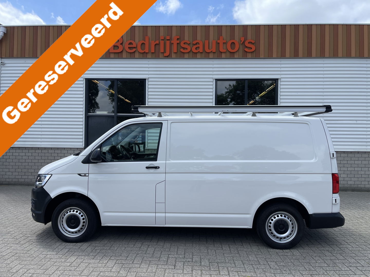 Volkswagen Transporter 2.0 TDI 102pk L1H1 Comfortline / vaste prijs rijklaar € 15.950 ex btw / lease vanaf € 269 / airco / cruise / bijrijdersbank / Bott ingerichte laadruimte / imperial / trekhaak !