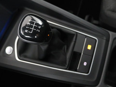 Volkswagen Golf 1.0 TSI Life | Stoel & stuurverwarming | Carplay | Adaptive cruise | Navigatie | Sfeerverlichting | Full LED | Parkeerhulp | Getint glas