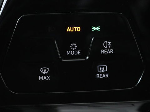 Volkswagen Golf 1.0 TSI Life | Stoel & stuurverwarming | Carplay | Adaptive cruise | Navigatie | Sfeerverlichting | Full LED | Parkeerhulp | Getint glas
