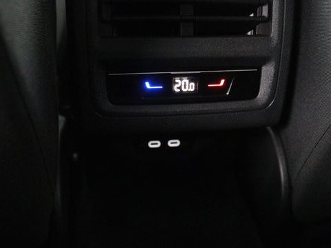Volkswagen Golf 1.0 TSI Life | Stoel & stuurverwarming | Carplay | Adaptive cruise | Navigatie | Sfeerverlichting | Full LED | Parkeerhulp | Getint glas