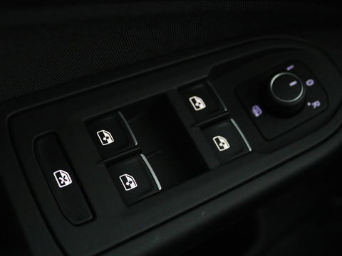 Volkswagen Golf 1.0 TSI Life | Stoel & stuurverwarming | Carplay | Adaptive cruise | Navigatie | Sfeerverlichting | Full LED | Parkeerhulp | Getint glas