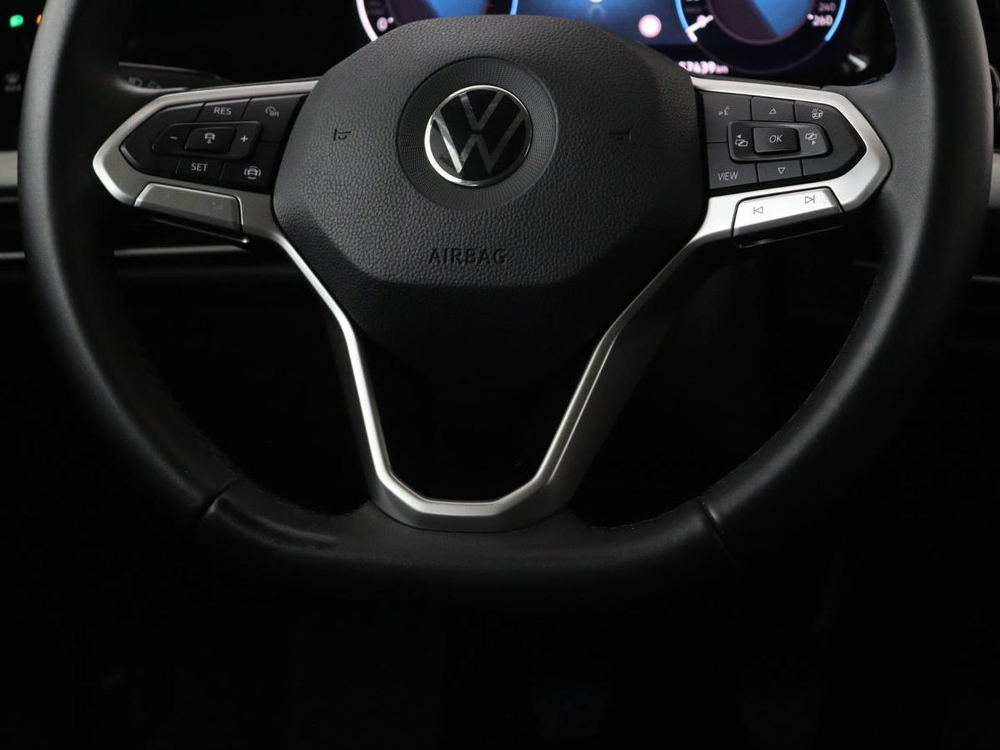 Volkswagen Golf 1.0 TSI Life | Stoel & stuurverwarming | Carplay | Adaptive cruise | Navigatie | Sfeerverlichting | Full LED | Parkeerhulp | Getint glas