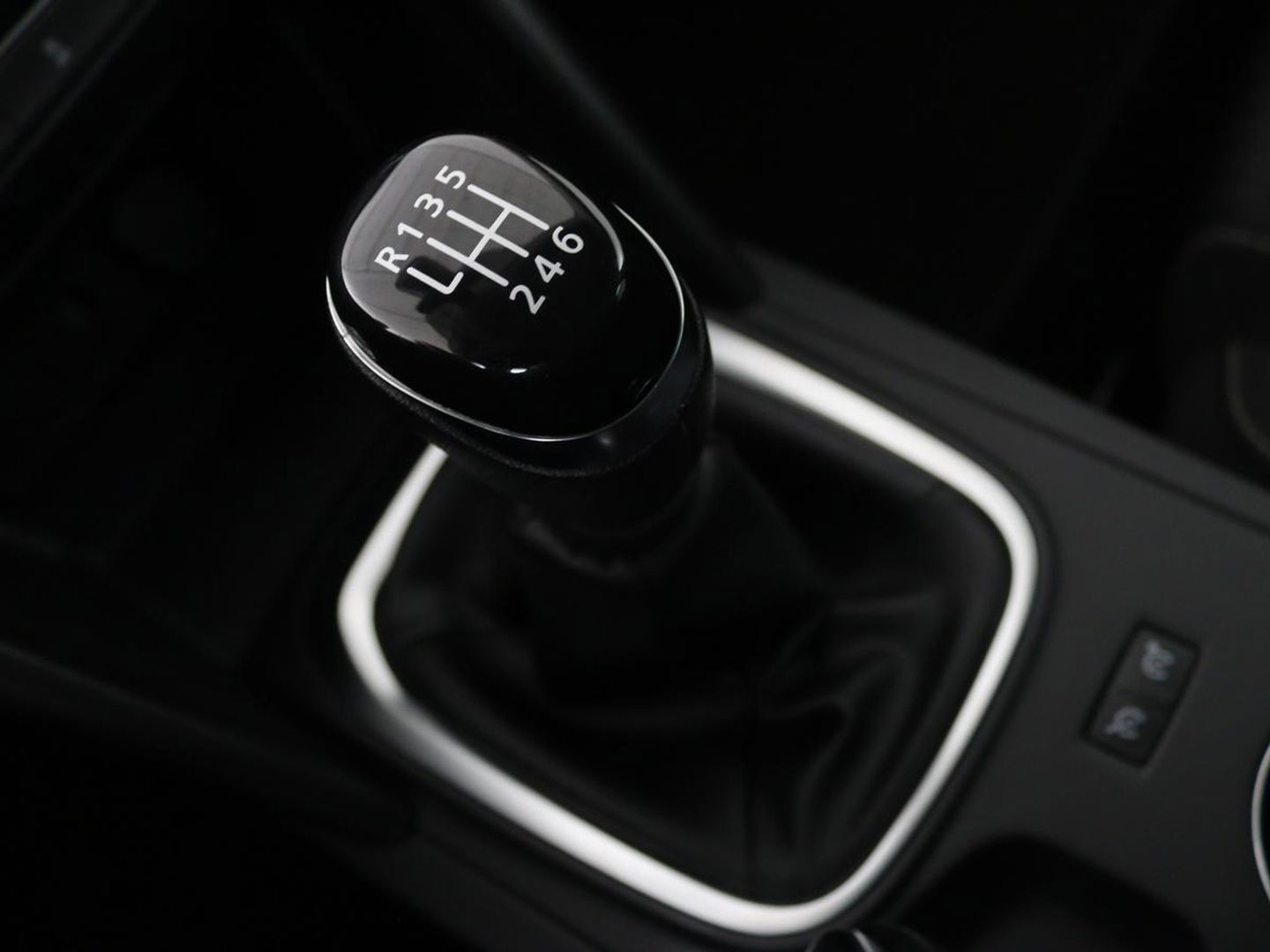 Renault Mégane 1.2 TCe Zen | Trekhaak | Navigatie | Climate control | Cruise control | Bluetooth | Parkeerhulp | Getint glas | DAB | LED