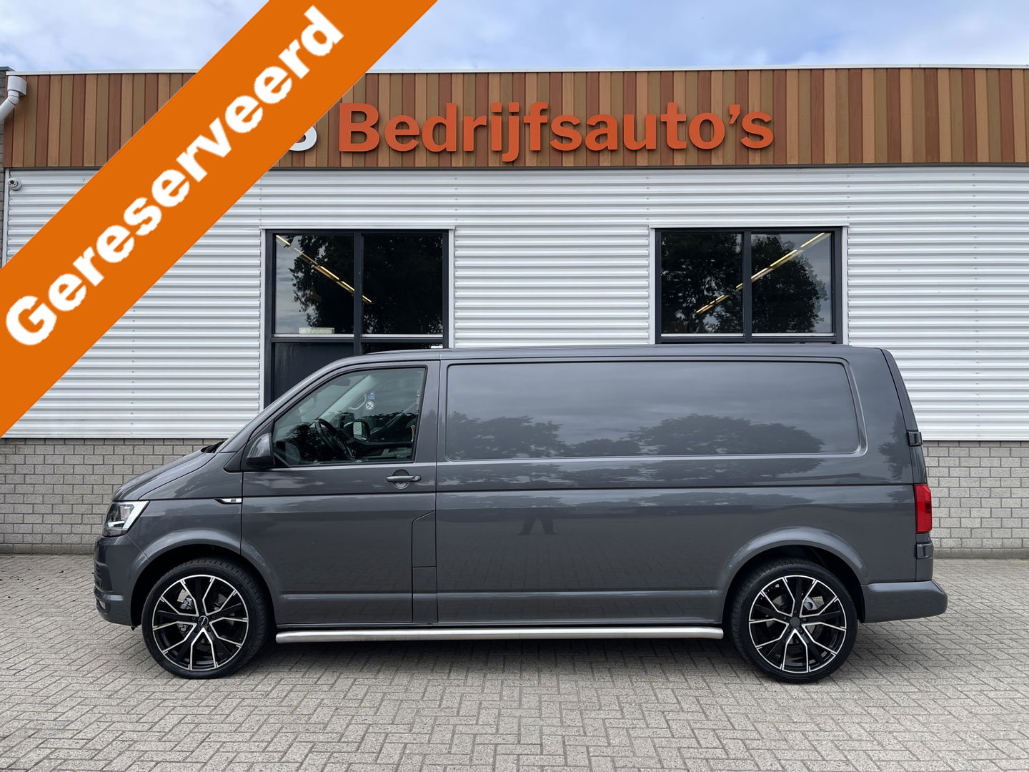 Volkswagen Transporter 2.0 TDI 150pk L2H1 Comfortline / vaste prijs rijklaar € 17.950 ex btw / lease vanaf € 302 / euro 6 diesel / bpm vrij / 20 inch wielen / trekhaak / Bott ingerichte laadruimte !