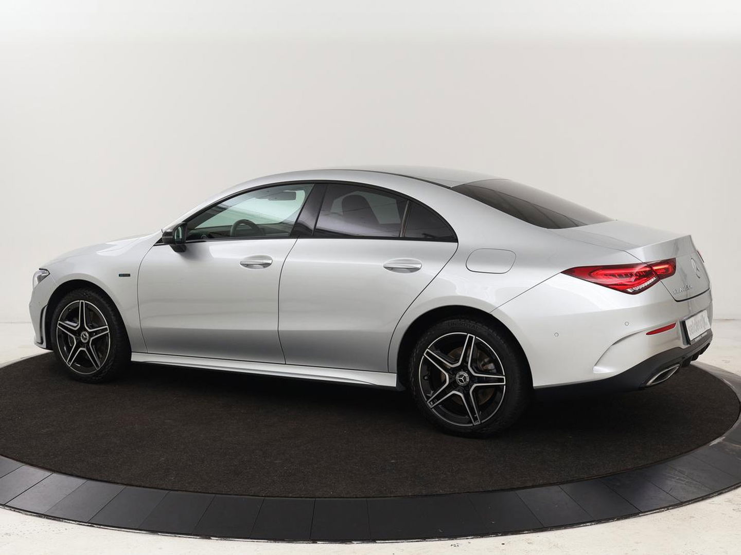 Mercedes-Benz CLA-Klasse 250e AMG Night | Stoelverwarming | Leder/Alcantara | Camera | Widescreen | Navigatie | Full LED | Sportstoelen