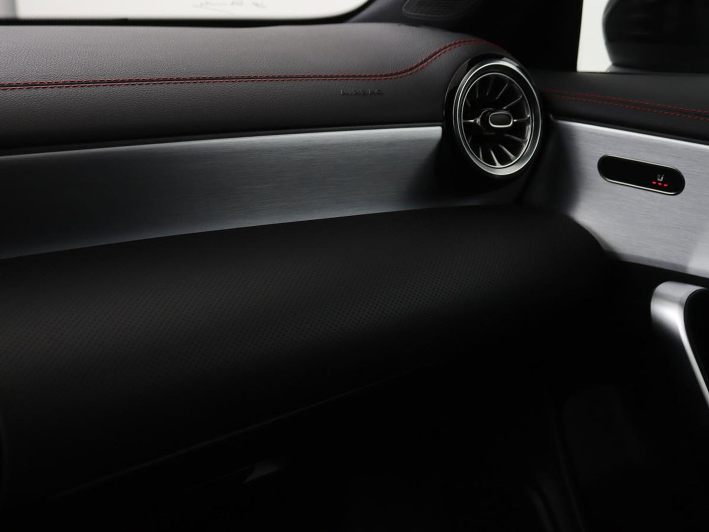 Mercedes-Benz CLA-Klasse 250e AMG Night | Stoelverwarming | Leder/Alcantara | Camera | Widescreen | Navigatie | Full LED | Sportstoelen