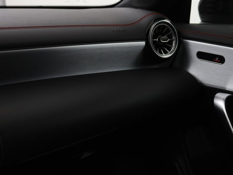 Mercedes-Benz CLA-Klasse 250e AMG Night | Stoelverwarming | Leder/Alcantara | Camera | Widescreen | Navigatie | Full LED | Sportstoelen