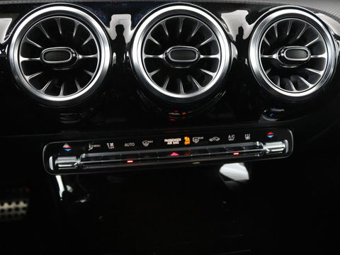 Mercedes-Benz CLA-Klasse 250e AMG Night | Stoelverwarming | Leder/Alcantara | Camera | Widescreen | Navigatie | Full LED | Sportstoelen