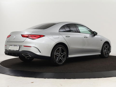 Mercedes-Benz CLA-Klasse 250e AMG Night | Stoelverwarming | Leder/Alcantara | Camera | Widescreen | Navigatie | Full LED | Sportstoelen