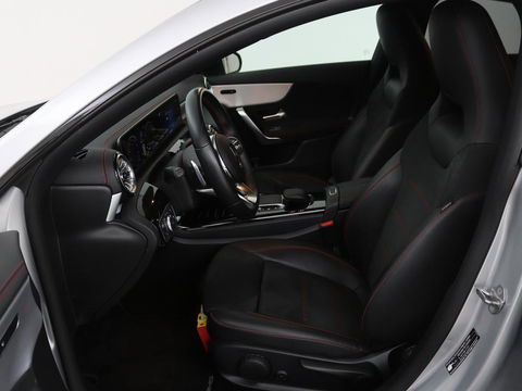 Mercedes-Benz CLA-Klasse 250e AMG Night | Stoelverwarming | Leder/Alcantara | Camera | Widescreen | Navigatie | Full LED | Sportstoelen