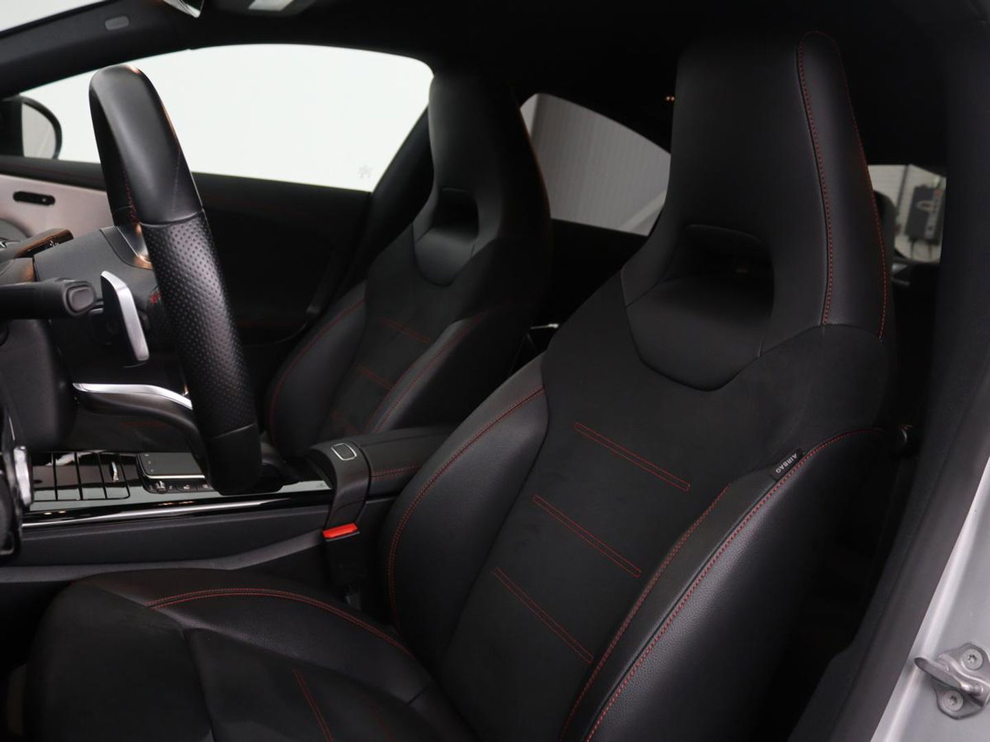 Mercedes-Benz CLA-Klasse 250e AMG Night | Stoelverwarming | Leder/Alcantara | Camera | Widescreen | Navigatie | Full LED | Sportstoelen