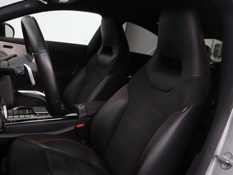 Mercedes-Benz CLA-Klasse 250e AMG Night | Stoelverwarming | Leder/Alcantara | Camera | Widescreen | Navigatie | Full LED | Sportstoelen