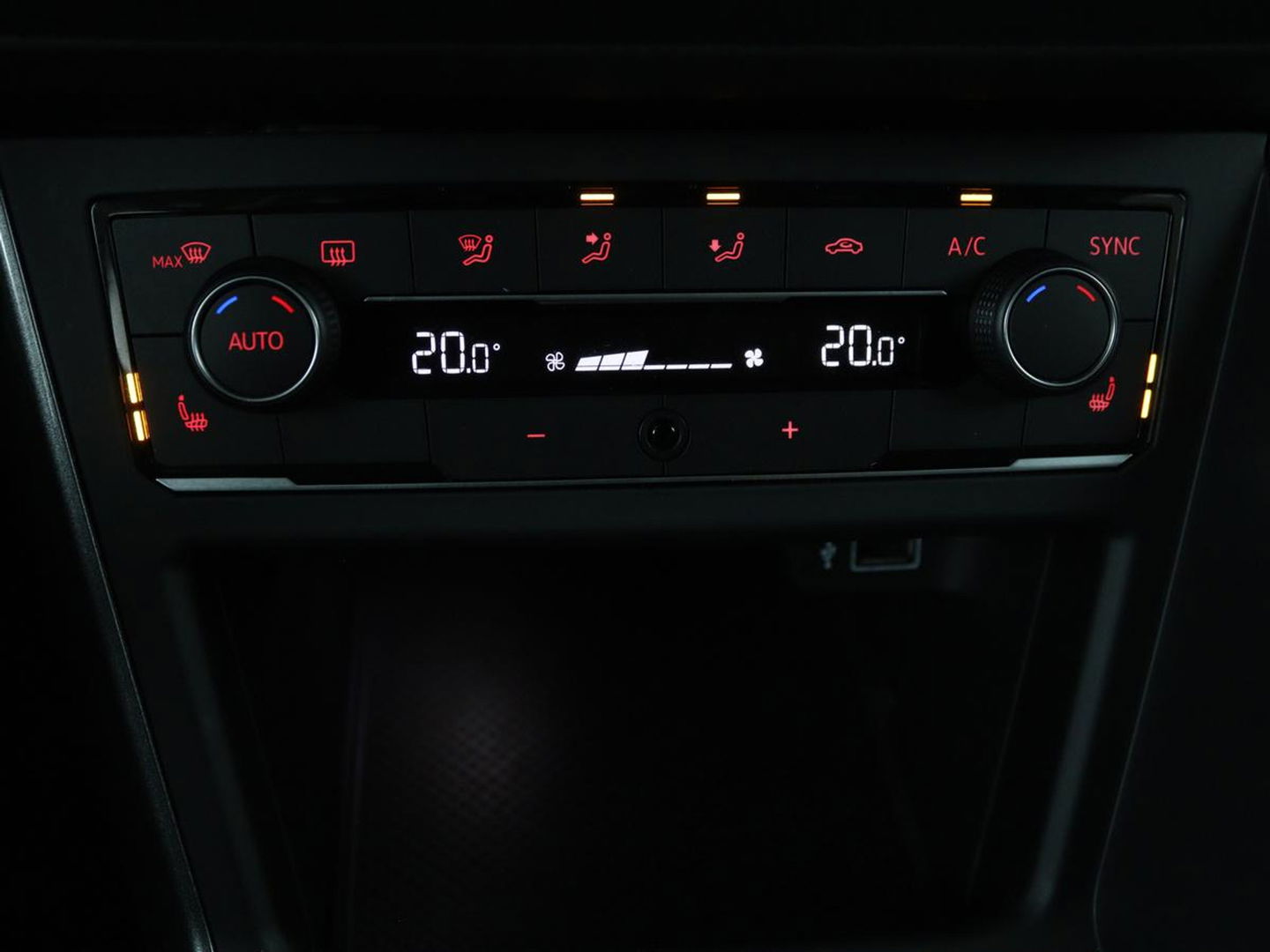 Volkswagen Polo 1.0 TSI Highline | Stoelverwarming | Parkeerhulp | Adaptive cruise | Navigatie | Bluetooth | Climate control | Getint glas