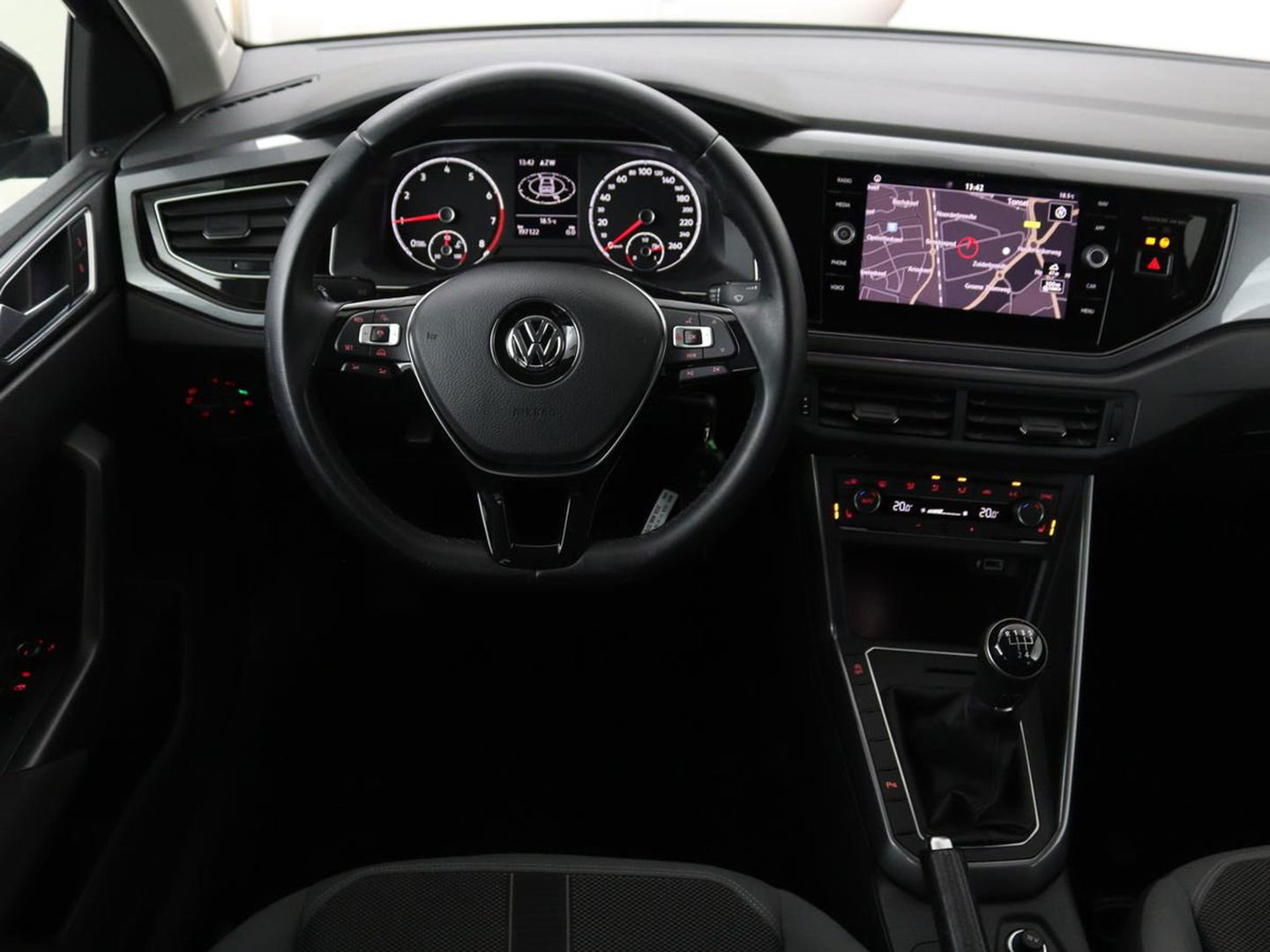 Volkswagen Polo 1.0 TSI Highline | Stoelverwarming | Parkeerhulp | Adaptive cruise | Navigatie | Bluetooth | Climate control | Getint glas