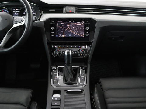 Volkswagen Passat 1.4 TSI PHEV GTE | Panoramadak | Leder | Stoelverwarming | Trekhaak | Camera | Park Assist | Adaptive cruise | Side Assist | Matrix LED | Carplay | Navigatie