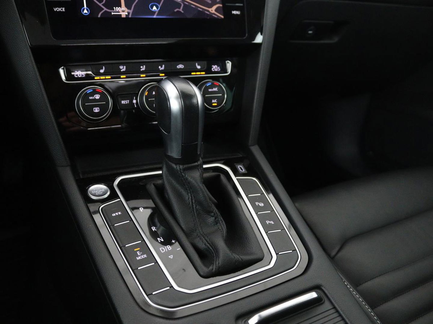 Volkswagen Passat 1.4 TSI PHEV GTE | Panoramadak | Leder | Stoelverwarming | Trekhaak | Camera | Park Assist | Adaptive cruise | Side Assist | Matrix LED | Carplay | Navigatie