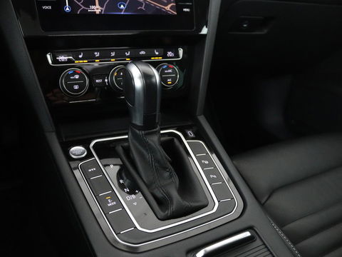 Volkswagen Passat 1.4 TSI PHEV GTE | Panoramadak | Leder | Stoelverwarming | Trekhaak | Camera | Park Assist | Adaptive cruise | Side Assist | Matrix LED | Carplay | Navigatie