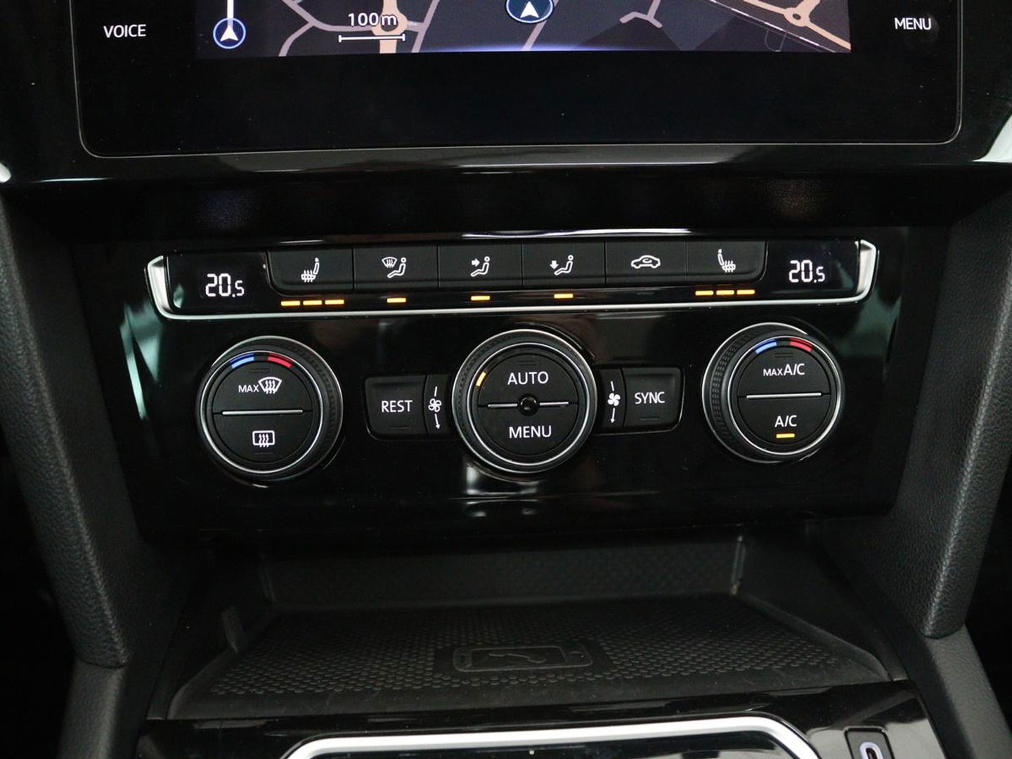 Volkswagen Passat 1.4 TSI PHEV GTE | Panoramadak | Leder | Stoelverwarming | Trekhaak | Camera | Park Assist | Adaptive cruise | Side Assist | Matrix LED | Carplay | Navigatie