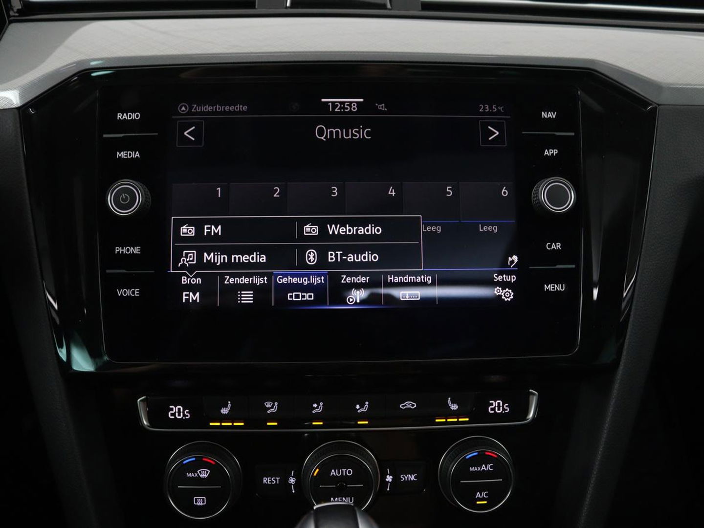 Volkswagen Passat 1.4 TSI PHEV GTE | Panoramadak | Leder | Stoelverwarming | Trekhaak | Camera | Park Assist | Adaptive cruise | Side Assist | Matrix LED | Carplay | Navigatie