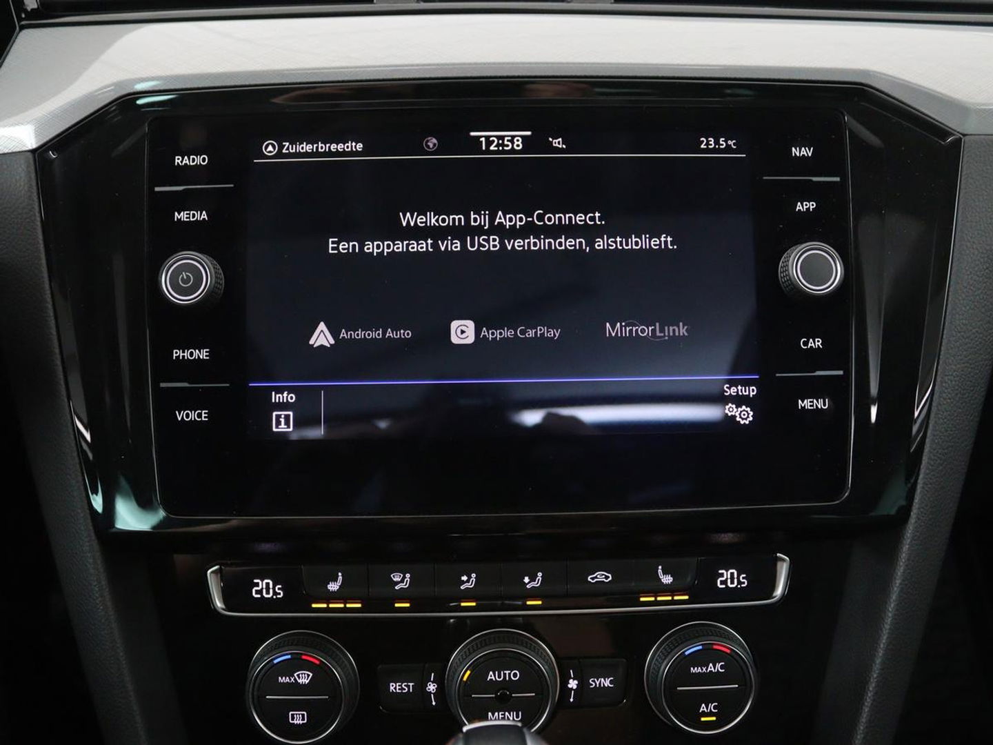 Volkswagen Passat 1.4 TSI PHEV GTE | Panoramadak | Leder | Stoelverwarming | Trekhaak | Camera | Park Assist | Adaptive cruise | Side Assist | Matrix LED | Carplay | Navigatie