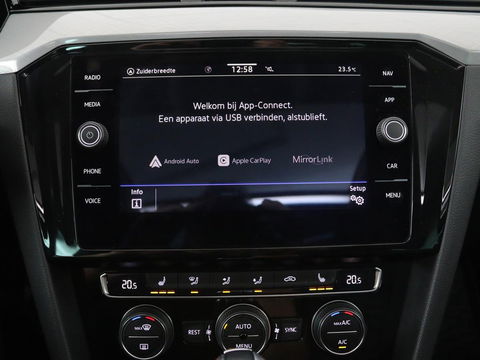 Volkswagen Passat 1.4 TSI PHEV GTE | Panoramadak | Leder | Stoelverwarming | Trekhaak | Camera | Park Assist | Adaptive cruise | Side Assist | Matrix LED | Carplay | Navigatie