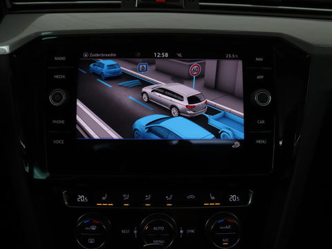 Volkswagen Passat 1.4 TSI PHEV GTE | Panoramadak | Leder | Stoelverwarming | Trekhaak | Camera | Park Assist | Adaptive cruise | Side Assist | Matrix LED | Carplay | Navigatie